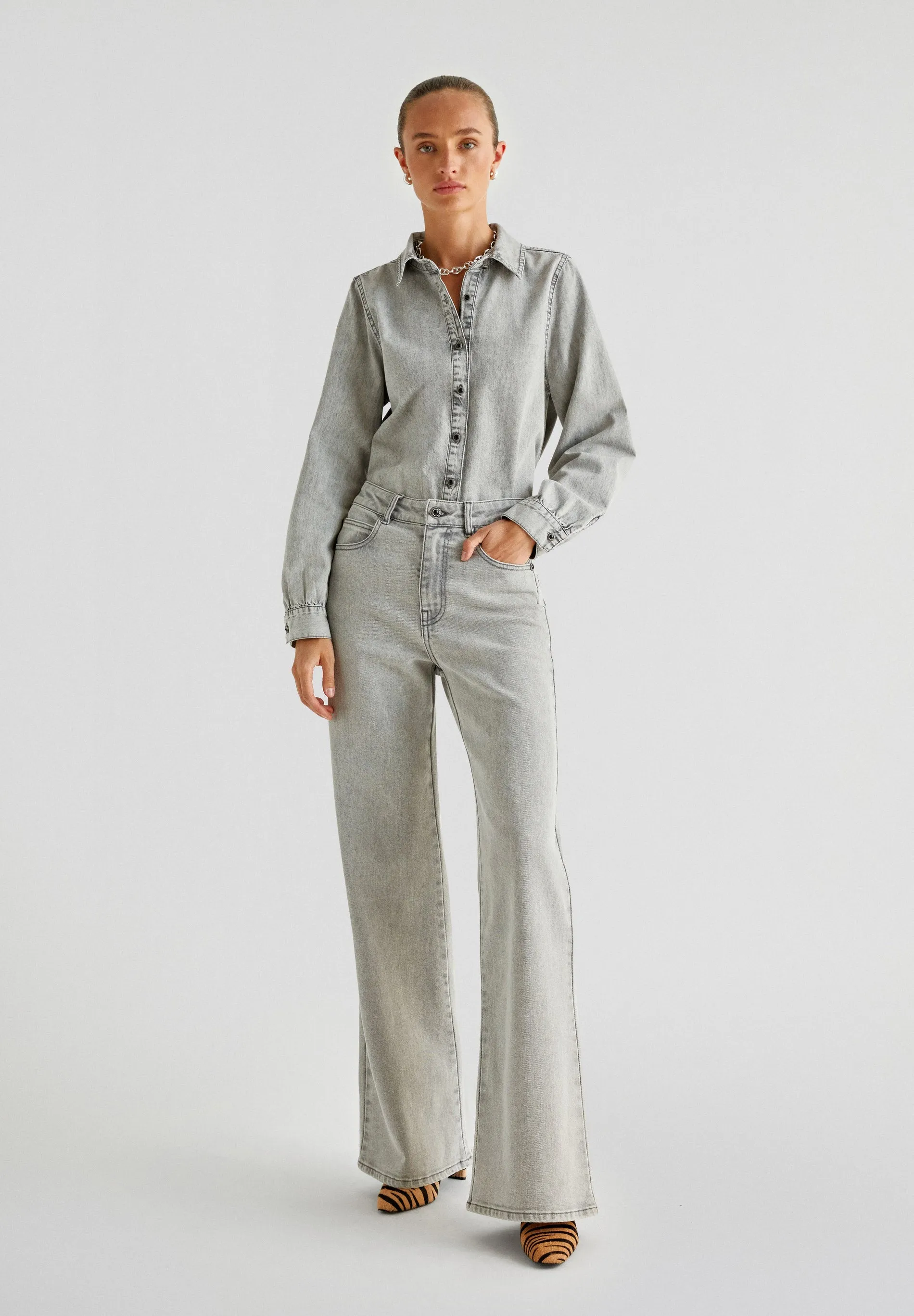 FLARED FADED JEANS