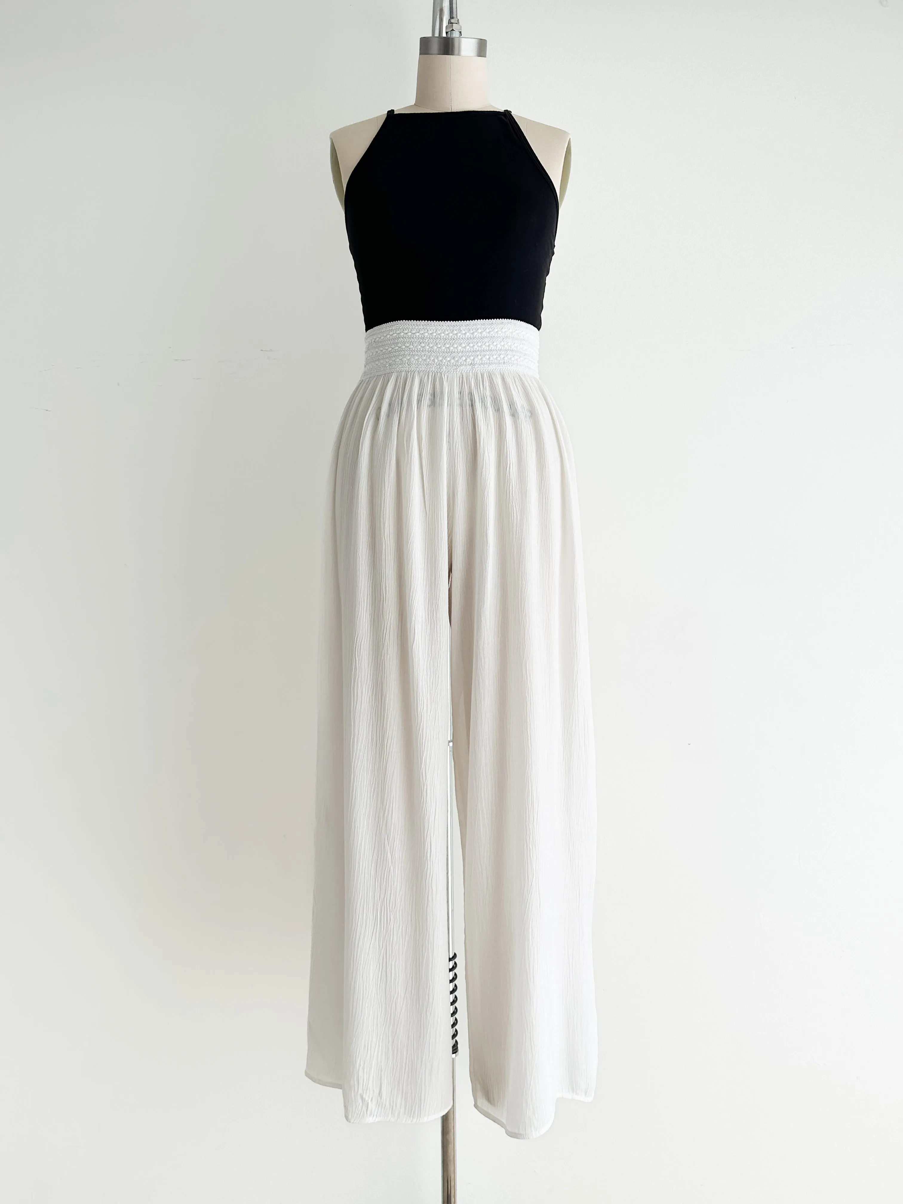 vintage white crepe pants (M)